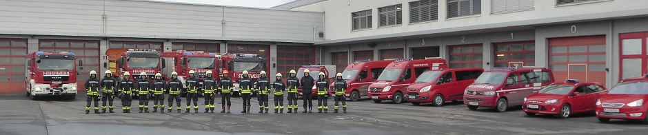 Ein Gruppenfoto der Feuerwehr vor diversen Fahrzeugen