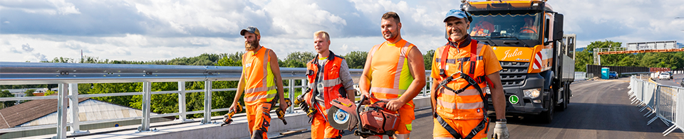 vier voestalpine Mitarbeiter:innen als Straßenbautechniker:innen